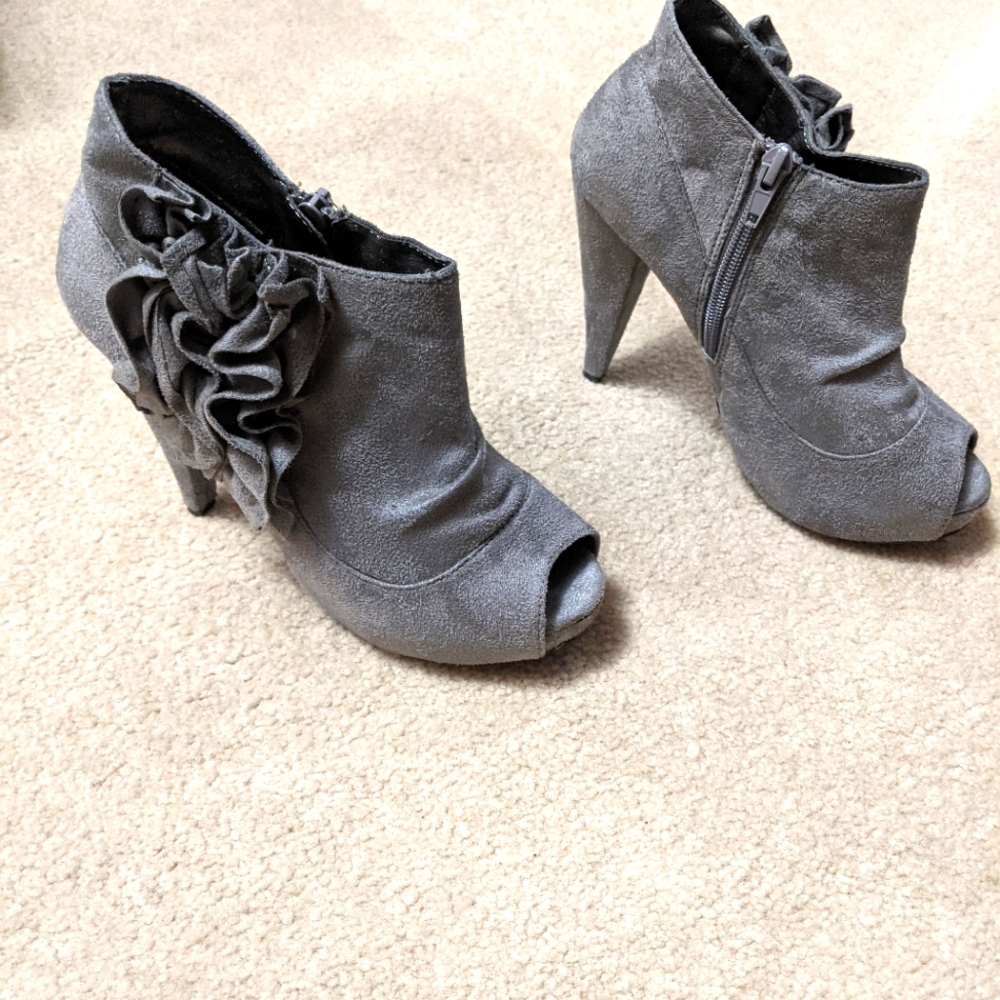 Wild Diva Gray Suede Open Toe Ankle Boots With Heel.  Worn Once. Size 6. - Picture 2 of 5